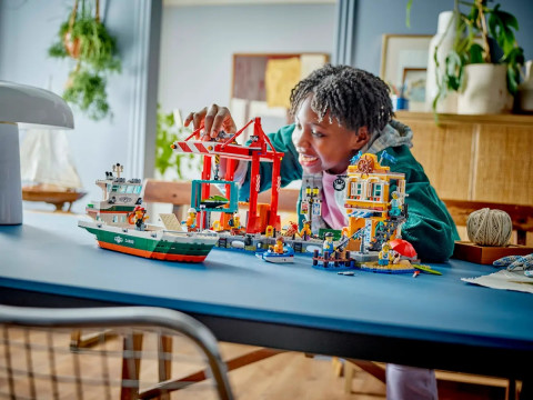 LEGO City 60422 Nadmorski port ze statkiem towarowym - Galeria zdjęcie 9