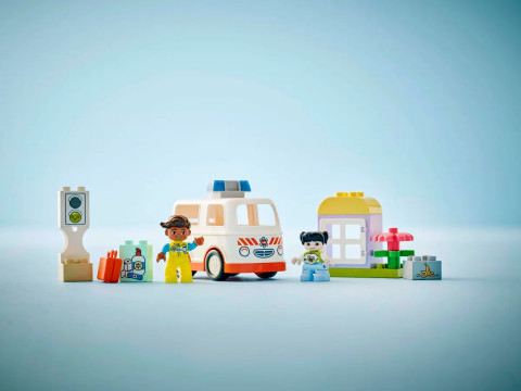 LEGO DUPLO TOWN 10447 Karetka z kierowcą - Galeria zdjęcie 9