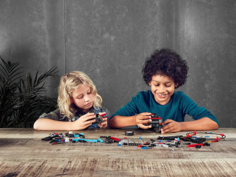 LEGO Technic 42106 - Furgonetka i motocykl kaskaderski - Galeria zdjęcie 9