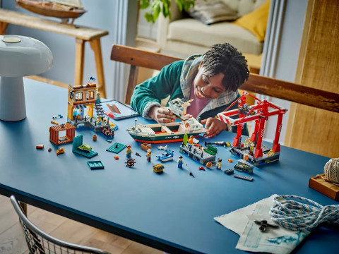 LEGO City 60422 Nadmorski port ze statkiem towarowym - Galeria zdjęcie 11