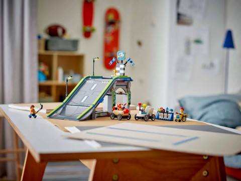 LEGO CITY 60460 Bez granic: tor z rampami dla wyścigówek - Galeria zdjęcie 10