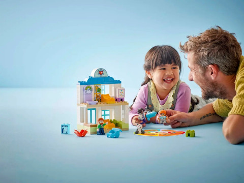 LEGO DUPLO TOWN 10449 Pierwszy raz: Wizyta u lekarza - Galeria zdjęcie 6