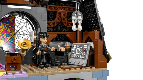 LEGO 76781 Wednesday - Pokój Wednesday i Enid - Galeria zdjęcie 7