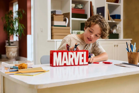 LEGO MARVEL SUPER HEROES 76313 Logo MARVEL z minifigurkami - Galeria zdjęcie 8