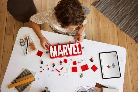 LEGO MARVEL SUPER HEROES 76313 Logo MARVEL z minifigurkami - Galeria zdjęcie 9