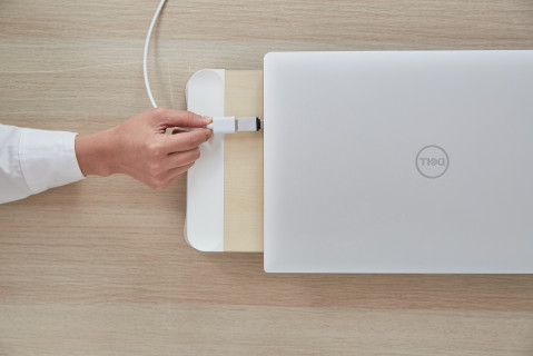 POUT Eyes8 – Podstawka pod monitor w kolorze białym z funkcją szybkiego i bezprzewodowego ładowania. Wielofunkcyjne rozwiązanie 3-w-1, które łączy ergonomię pracy z wygodą ładowania urządzeń mobilnych. - Galeria zdjęcie 10