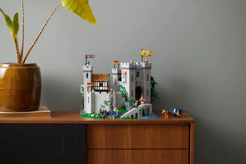 LEGO ICONS 10305 Zamek Rycerzy herbu Lew - Galeria zdjęcie 8