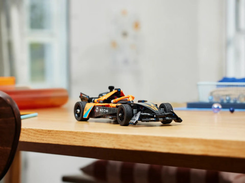 LEGO Technic 42169 NEOM McLaren Formula E Race Car - Galeria zdjęcie 10