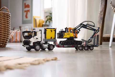 LEGO Technic 42175 Ciężarówka Volvo FMX i koparka EC230 Electric - Galeria zdjęcie 12