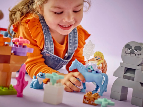 LEGO Disney 10418 Elza i Bruni w Zaczarowanym Lesie - Galeria zdjęcie 6