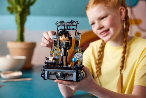 LEGO 76780 Wednesday - Figurka Wednesday Addams - Galeria zdjęcie 8