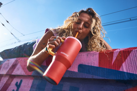 Kubek termiczny z teleskopową słomką Kambukka Rio Tumbler 950ml Pink Papaya - Galeria zdjęcie 16
