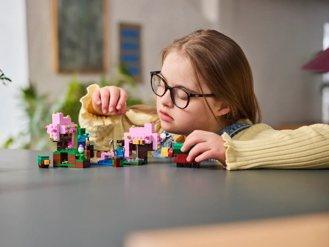 LEGO Minecraft 21260 Wiśniowy ogród - zdjęcie 2