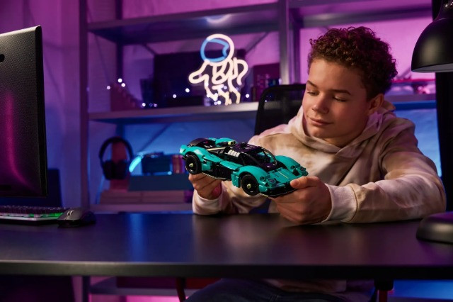 LEGO TECHNIC 42208 ASTON MLEGO ARTIN VALKYRIE - zdjęcie 3