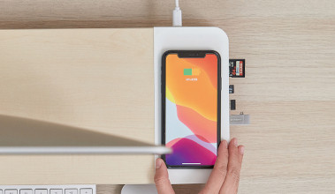 POUT Eyes8 – Podstawka pod monitor w kolorze białym z funkcją szybkiego i bezprzewodowego ładowania. Wielofunkcyjne rozwiązanie 3-w-1, które łączy ergonomię pracy z wygodą ładowania urządzeń mobilnych. - zdjęcie 8