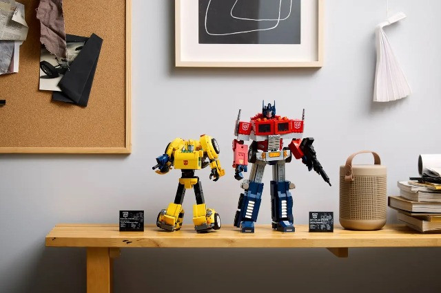 LEGO 10338 ICONS Bumblebee - zdjęcie 6