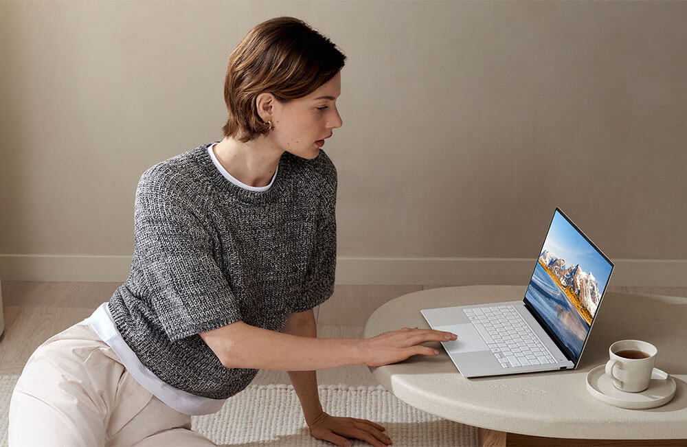 ASUS Zenbook S 14 OLED UX5406SA-PV032W Ultra 5 226V 14.0" 3K OLED 120Hz 400nits Glossy 16GB LPDDR5X SSD1TB Intel Arc WLAN+BT Cam1080 Graphic 72WHrs Win11 Scandinavian White - zdjęcie 4
