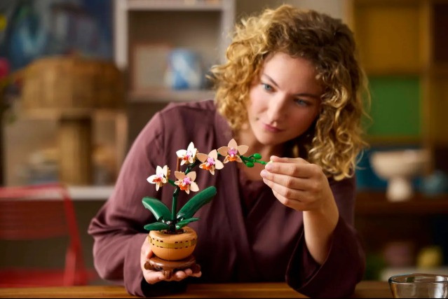 LEGO ICONS 10343 Botanicals - Mała orchidea - zdjęcie 6