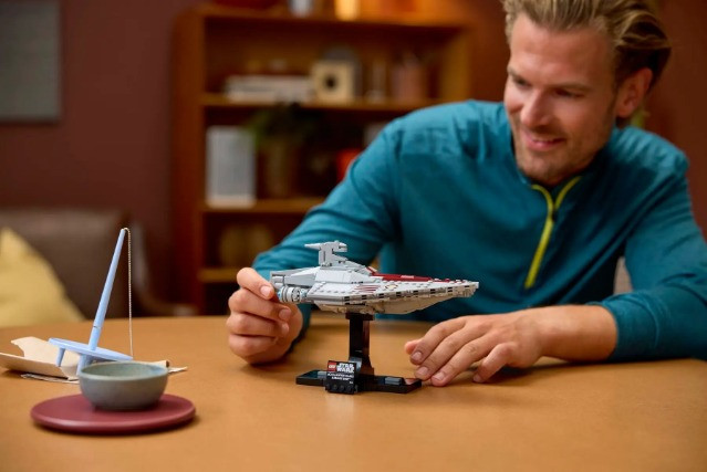 LEGO STAR WARS 75404 Krążownik szturmowy typu Acclamator - zdjęcie 3