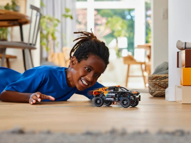 LEGO TECHNIC 42166 NEOM McLaren Extreme E Race Car - zdjęcie 6