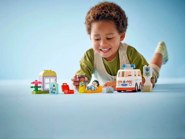 LEGO DUPLO TOWN 10447 Karetka z kierowcą - zdjęcie 6