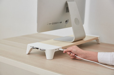 POUT Eyes8 – Podstawka pod monitor w kolorze białym z funkcją szybkiego i bezprzewodowego ładowania. Wielofunkcyjne rozwiązanie 3-w-1, które łączy ergonomię pracy z wygodą ładowania urządzeń mobilnych. - zdjęcie 6