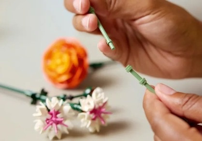 LEGO ICONS 10342 Botanicals - Piękny bukiet różowych kwiatów - zdjęcie 4