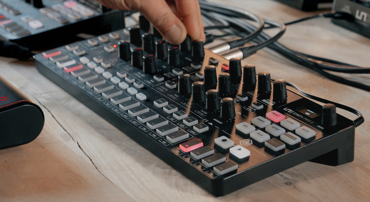 IK Uno Synth Pro X - Syntezator analogowy - zdjęcie 2
