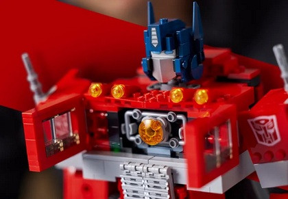 LEGO Icons 10302 Optimus Prime - zdjęcie 7