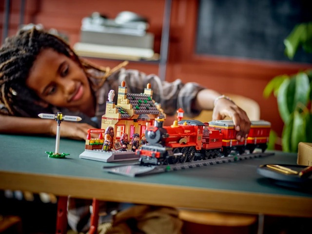 LEGO Harry Potter 76423 Ekspres do Hogwartu i stacja w Hogsmeade - zdjęcie 8
