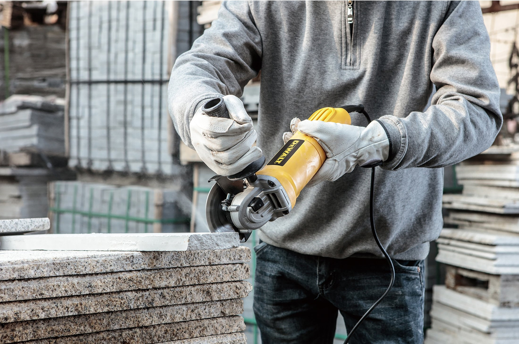 Szlifierka kątowa 950W 125 mm DWE4117 DEWALT - zdjęcie 2