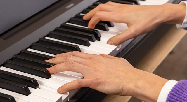 Yamaha P-143B - Kompaktowe pianino cyfrowe - zdjęcie 3