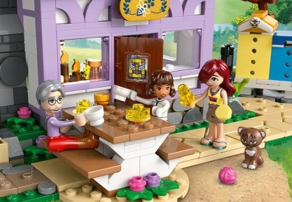 LEGO FRIENDS 42669 Dom pszczelarzy i kwiatowy ogród - zdjęcie 8