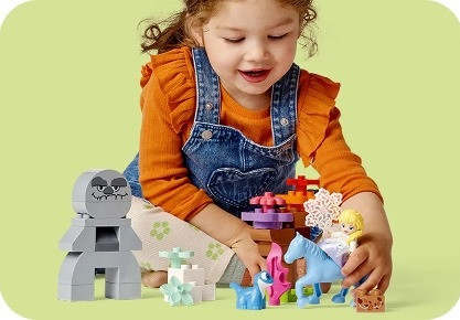 LEGO Disney 10418 Elza i Bruni w Zaczarowanym Lesie - zdjęcie 5