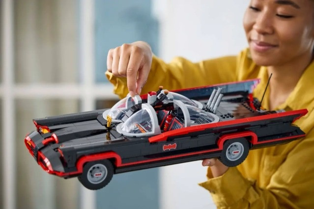 LEGO Batman 76328 The Classic TV Series Batmobile - zdjęcie 9