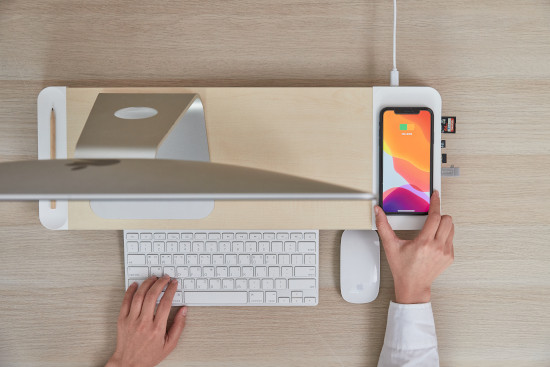 POUT Eyes8 – Podstawka pod monitor w kolorze białym z funkcją szybkiego i bezprzewodowego ładowania. Wielofunkcyjne rozwiązanie 3-w-1, które łączy ergonomię pracy z wygodą ładowania urządzeń mobilnych. - zdjęcie 5