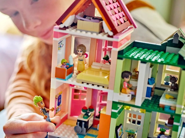 LEGO FRIENDS 42670 Mieszkania i sklepy w mieście Heartlake - zdjęcie 9