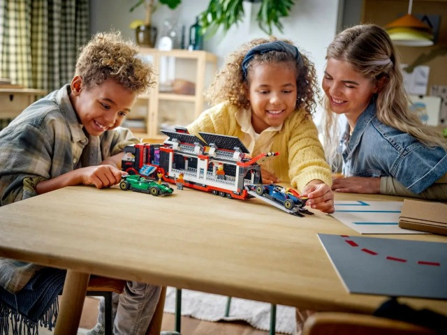 LEGO CITY 60445 F1 Ciężarówka z bolidami RB20 i AMR24 F1 - zdjęcie 9