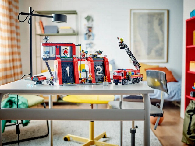LEGO City 60414 Remiza strażacka z wozem strażackim - zdjęcie 4