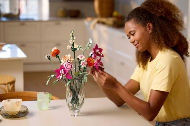 LEGO ICONS 10342 Botanicals - Piękny bukiet różowych kwiatów - zdjęcie 6