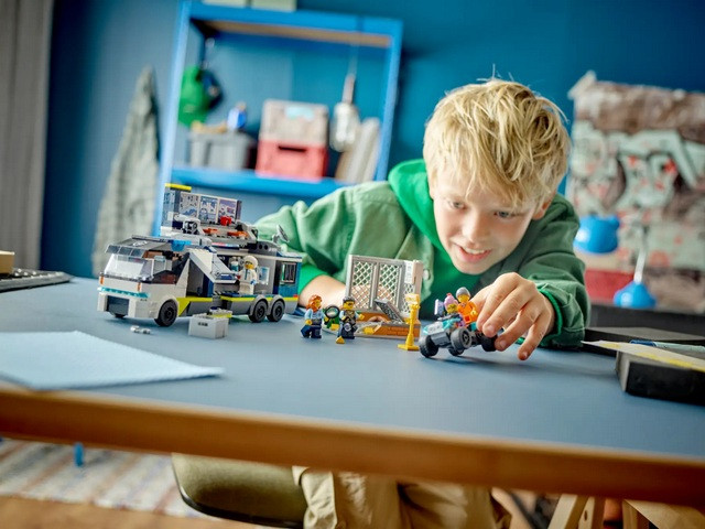 LEGO City 60418 Policyjna ciężarówka z laboratorium kryminalnym - zdjęcie 9