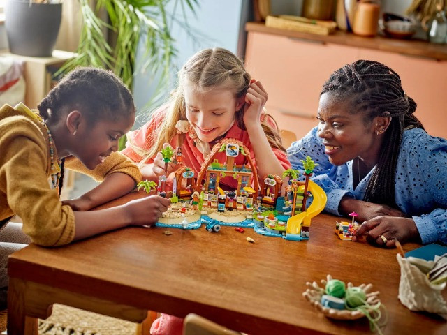 LEGO FRIENDS 42673 FAMILY VACATION BEACH RESORT - zdjęcie 3