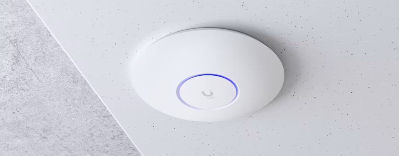 Acces Point Wi-Fi 6E Ubiquiti UniFi U6 Enterprise 2.4GHz(2x2)/5GHz(4x4)/6GHz(4x4) PoE+ 1x2,5G - zdjęcie 2