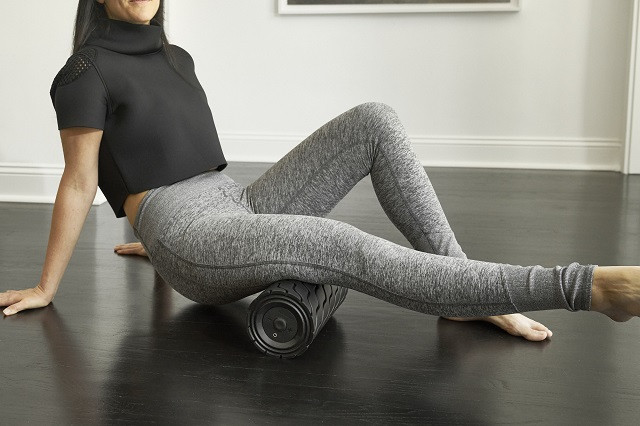 Wibrujący roller do masażu Therabody Theragun 12" Wave Roller - zdjęcie 3