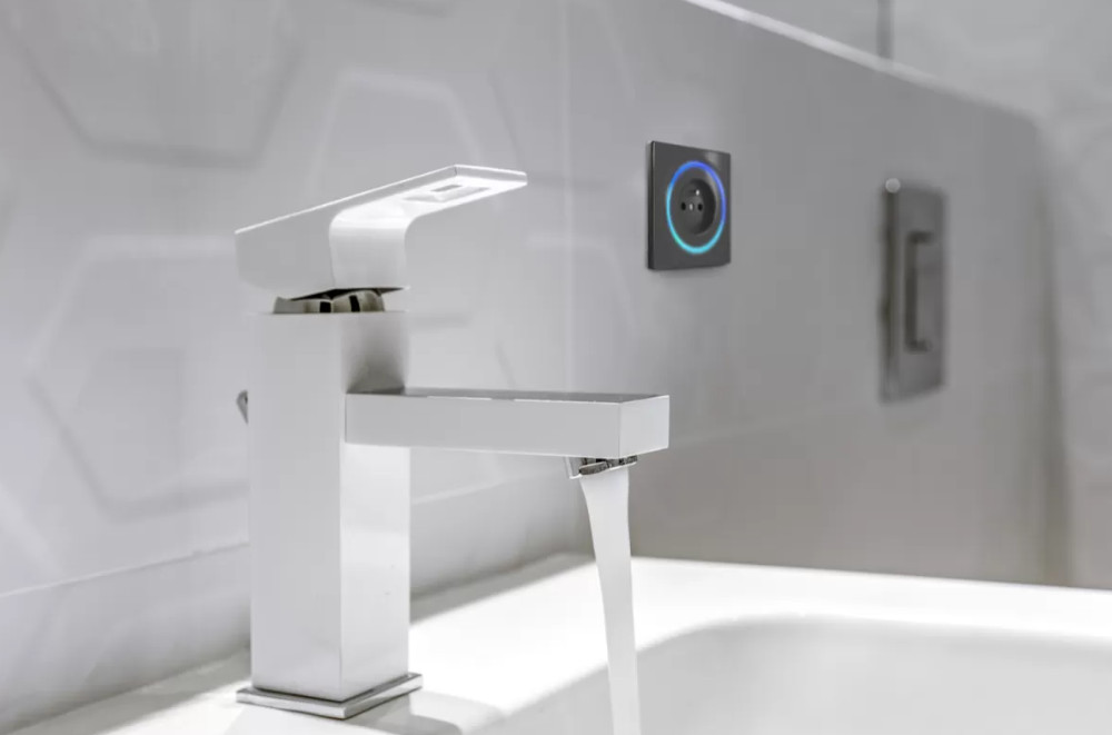 FIBARO FGWOE-011-8 Inteligentne gniazdko Walli Outlet antracyt - zdjęcie 2