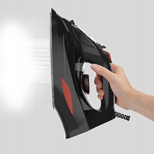 Żelazko parowe Black+Decker BXIR3000E - zdjęcie 1