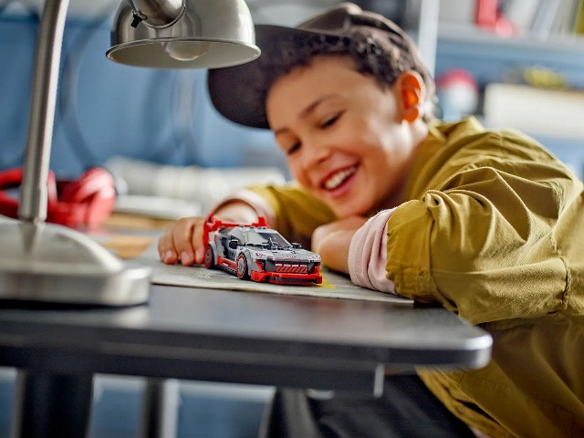 LEGO Speed Champions 76921 Wyścigowe Audi S1 E-tron Quattro - zdjęcie 3