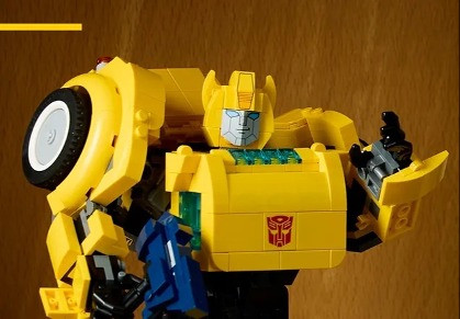 LEGO 10338 ICONS Bumblebee - zdjęcie 3