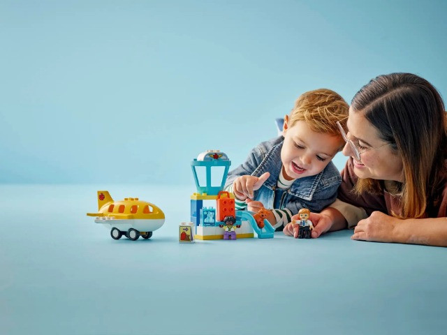 LEGO DUPLO 10443 FIRST TIME AT THE AIRPORT - zdjęcie 3