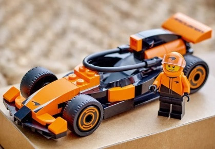 LEGO CITY 60442 F1 Kierowca i bolid McLaren - zdjęcie 4